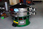 800型單層三次元振動篩，產(chǎn)量可達(dá)800kg/h。